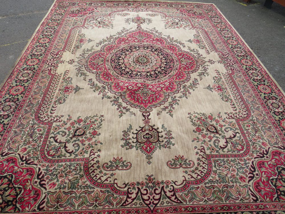 A VINTAGE WOOLEN RUG 275 X 368 CM - Image 2 of 12