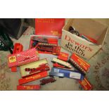 A QUANTITY OF TRI-ANG AND HORNBY DUBLO MODEL RAILWAY ACCESSORIES TO INCLUDE A BOXED OPERATING