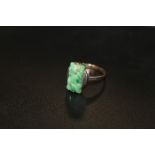 A 9CT GOLD AND SILVER JADE SET RING, RING SIZE M