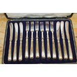 A SET OF HALLMARKED SILVER HANDLED CAKE KNIVES & FORKS IN PRESENTATION BOX