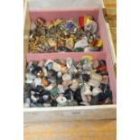 A COLLECTION OF VINTAGE HARDSTONE / SEMI-PRECIOUS SET JEWELLERY TOGETHER WITH A SELECTION OF LOOSE