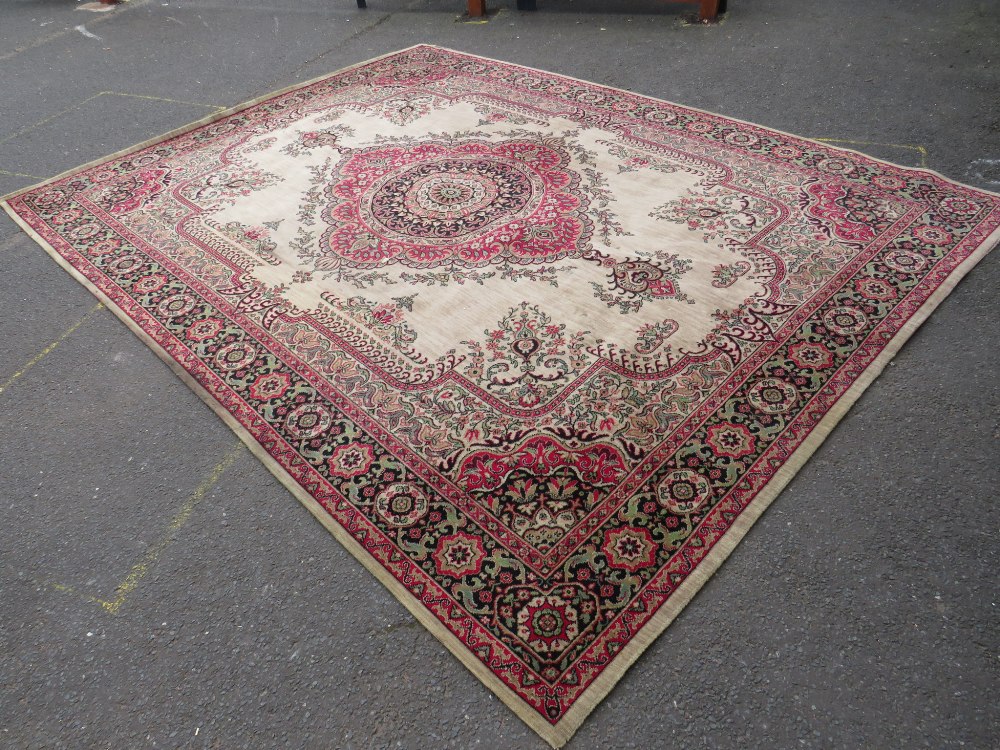 A VINTAGE WOOLEN RUG 275 X 368 CM