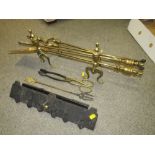 A BOX OF BRASS FIRESIDE ITEMS TO INCLUDE A THREE PIECE COMPANION SET, FIREDOGS ETC.