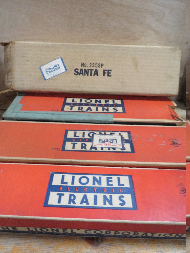 A LIONEL SANTE FE NO 2353P WITH SANTA FE 2353T LOCOMOTIVES BOXED TOGETHER WITH LIONEL OBSERVATION C - Image 3 of 11