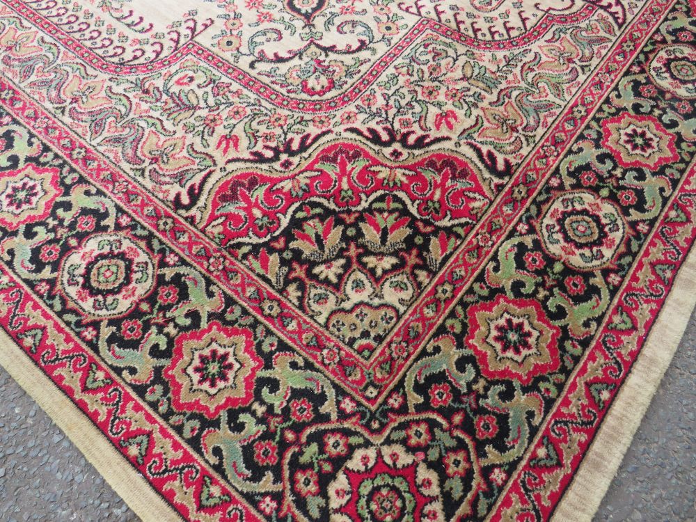 A VINTAGE WOOLEN RUG 275 X 368 CM - Image 5 of 12