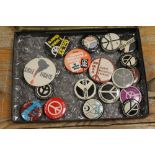 A CIGARETTE TIN CONTAINING VINTAGE METAL PROTEST BADGES