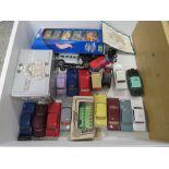 A QUANTITY OF DIE CAST MODEL CARS ETC. TO INCLUDE LARGE THE FRANKLIN MINT EXAMPLES