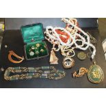 A COLLECTION OF VINTAGE COSTUME JEWELLERY ITEMS TO INCLUDE A CORAL NECKLACE, ORIENTAL STYLE NECKLACE