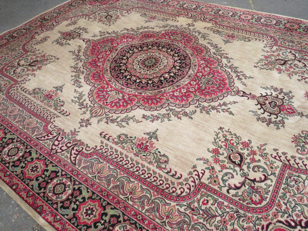 A VINTAGE WOOLEN RUG 275 X 368 CM - Image 12 of 12