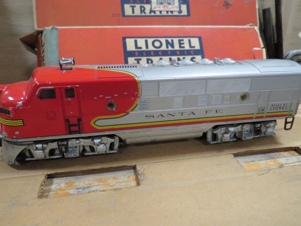 A LIONEL SANTE FE NO 2353P WITH SANTA FE 2353T LOCOMOTIVES BOXED TOGETHER WITH LIONEL OBSERVATION C - Image 6 of 11