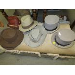 A QUANTITY OF VINTAGE AND MODERN HATS TO INCLUDE TWO GREY TOP HATS