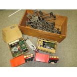 A BOX OF O GAUGE HORNBY MODEL RAILWAY ACCESSORIES TO INCLUDE 50153 LOCOMOTIVE AND CARRIAGES ETC
