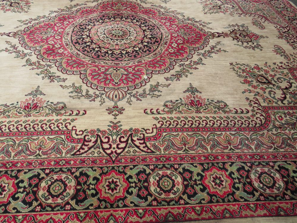 A VINTAGE WOOLEN RUG 275 X 368 CM - Image 6 of 12