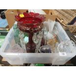 A TRAY OF STUDIO GLASSWARE ETC. TO INCLUDE A CUT AND COLOURED GLASS DRESSING TABLE SET, CAITHNESS,