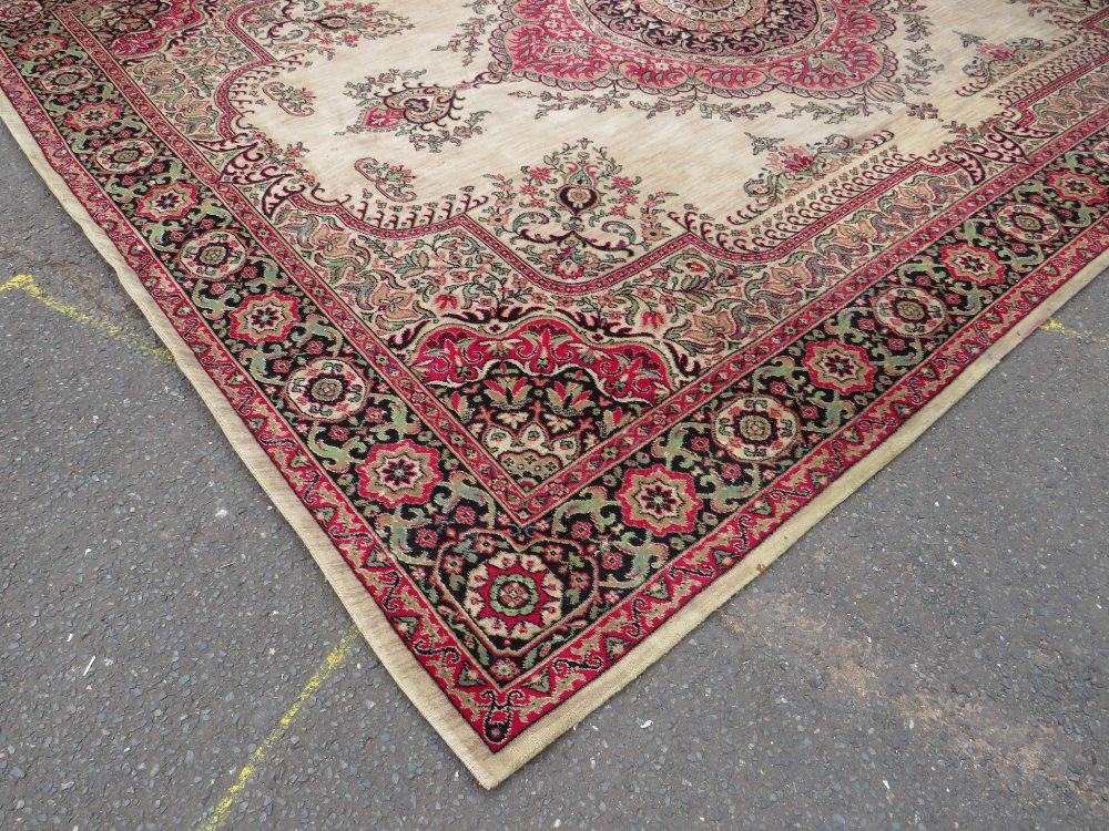 A VINTAGE WOOLEN RUG 275 X 368 CM - Image 7 of 12