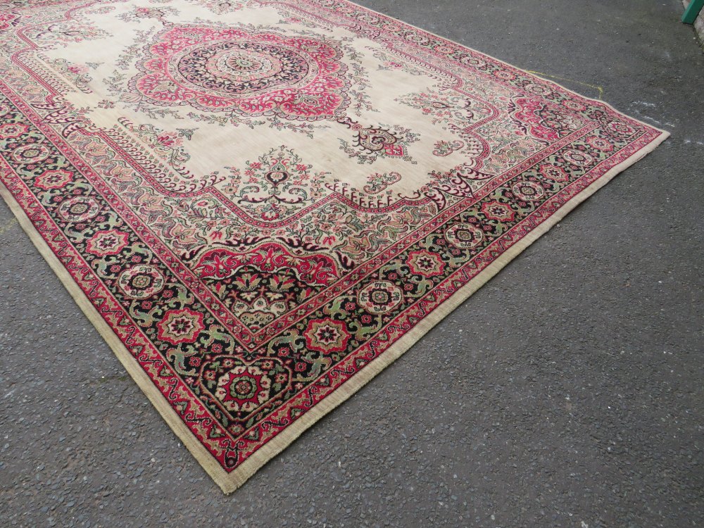 A VINTAGE WOOLEN RUG 275 X 368 CM - Image 4 of 12