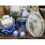 A TRAY OF ASSORTED CERAMICS TO INCLUDE WEDGWOOD JASPERWARE, PORTMEIRION FRUIT BOWL, SPODE ITALIAN