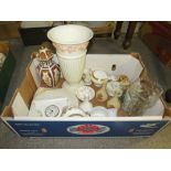 A TRAY OF ASSORTED CERAMICS TO INCLUDE YELLOW AND ORANGE WEDGWOOD JASPERWARE BUD VASES, WEDGWOOD