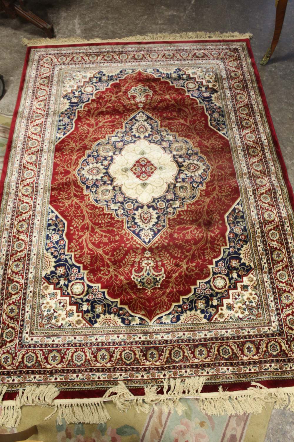 A 20TH CENTURY EASTERN RUG WITH FLORAL CENTRAL CARTOUCHE 231 X 156 CM