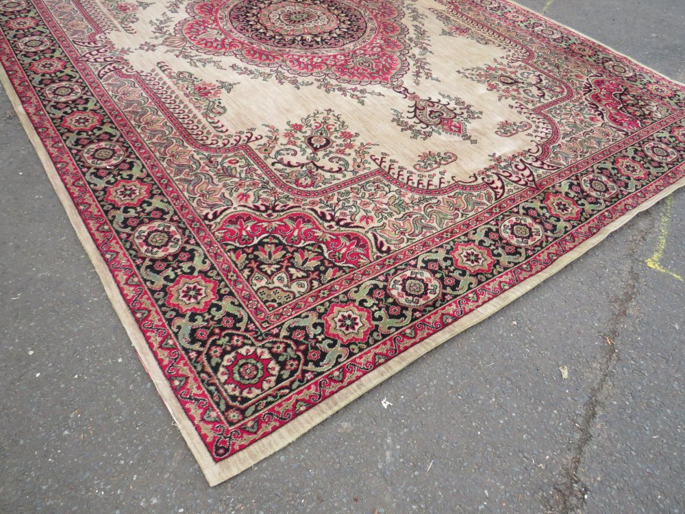 A VINTAGE WOOLEN RUG 275 X 368 CM - Image 8 of 12