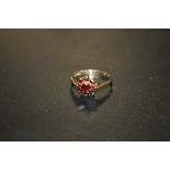 A HALLMARKED 9CT GOLD GARNET SET DRESS RING, APPROX 2.5 G, RING SIZE P