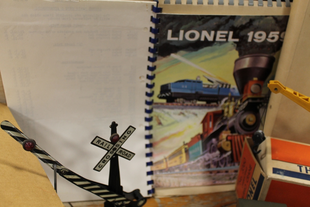 A LIONEL TRAINS O GAUGE ELECTRIC TRAIN SET INCLUDING A PIGGY BACK TRANSPORTATION SET, LOCOMOTIVES - Image 4 of 7