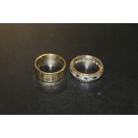 A HALLMARKED 18CT GOLD WEDDING BAND, APPROX 4.9 G, TOGETHER WITH A HALLMARKED 9CT TWO COLOUR GOLD