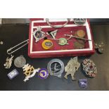 A COLLECTION OF VINTAGE MILITARY & CAP BADGES, COINS, COSTUME JEWELLERY ITEMS ETC