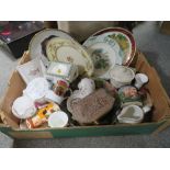 A TRAY OF ASSORTED CERAMICS TO INCLUDE A WEDGWOOD QUEENSWARE TRINKET POT, TOGETHER WITH A SMALL