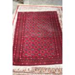 A LATE 19/EARLY 20TH CENTURY EASTERN WOOLLEN RUG - MAINLY RED GROUND 173 X 130 CM