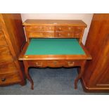 AN ANTIQUE MAHOGANY LADIES WRITING DESK W-87 CM