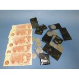 A COLLECTION OF ASSORTED COINAGE TO INCLUDE 50P COINS AND A SELECTION OF ENGLISH BANK NOTES