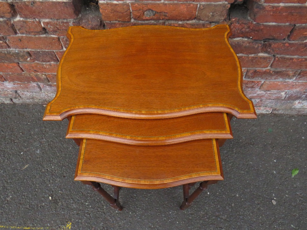 AN EDWARDIAN MAHOGANY NEST OF TABLES, the shaped tops with satinwood banding, H 71 cm, W 54 cm - Image 3 of 3