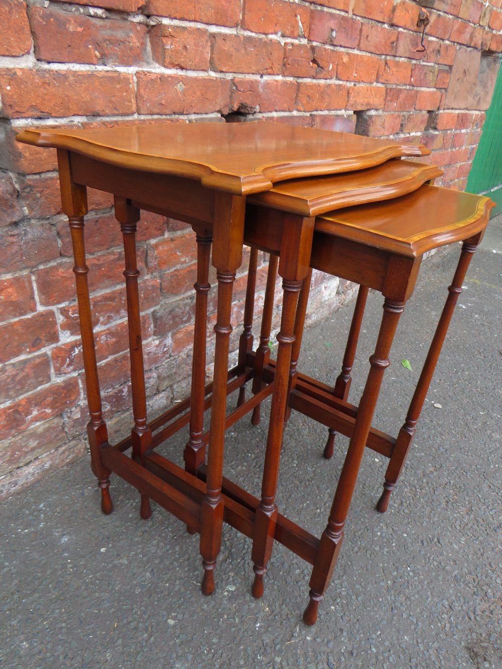 AN EDWARDIAN MAHOGANY NEST OF TABLES, the shaped tops with satinwood banding, H 71 cm, W 54 cm - Image 2 of 3