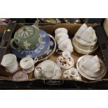 A TRAY OF ASSORTED CHINA AND CERAMICS TO INCLUDE A WEDGWOOD GREEN JASPER TEAPOT , BLUE JASPERWARE