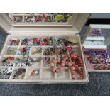 A COLLECTION OF ASSORTED VINTAGE AND MODERN EARRINGS TO INCLUDE SILVER EXAMPLES ETC TOGETHER WITH