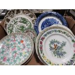 A TRAY OF ASSORTED ANTIQUE AND 20TH CENTURY DECORATIVE PLATES TO INC A MEISSEN TYPE PLATE WITH