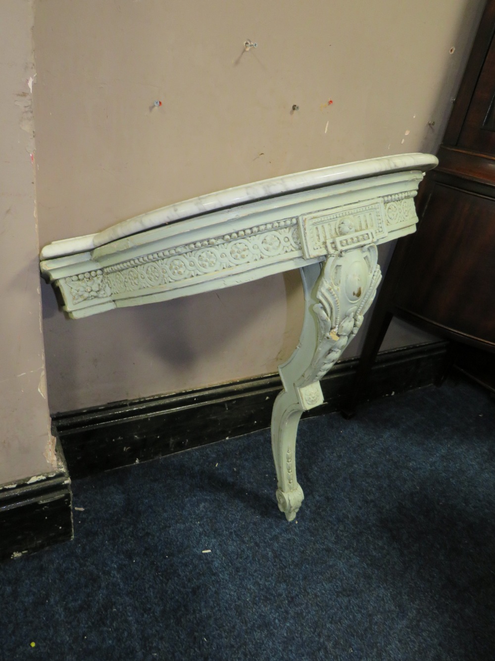 A VINTAGE PAINTED CARVED CONSOLE TABLE WITH MARBLE TOP W-67 CM - Image 4 of 5