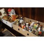 A TRAY OF COLLECTABLES TO BESWICK & CARLTONWARE PENGUIN FIGURES, PEG DOLLS ETC TOGETHER WITH A BOX