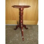 AN EARLY 20TH CENTURY OAK PEDESTAL TABLE