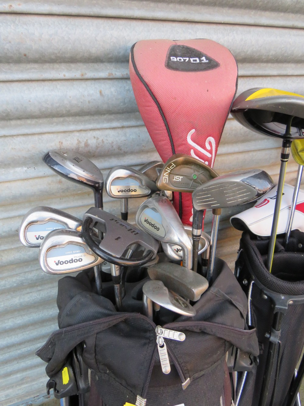 A SELECTION OF GOLF CLUBS AND DRIVERS TO INCLUDE VOODOO, TITLEIST, PING - Image 2 of 5