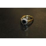 A HALLMARKED 18CT GOLD SAPPHIRE AND DIAMOND CLUSTER DRESS RING, APPROX 4.4 G, RING SIZE O-P