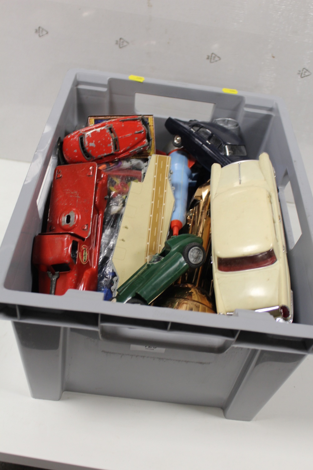 A COLLECTION OF ASSORTED TIN PLATE CARS AND TOYS ETC - Image 2 of 2