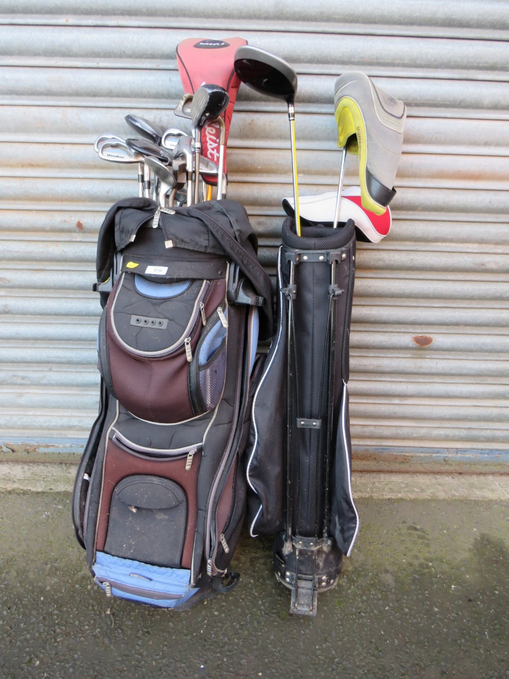 A SELECTION OF GOLF CLUBS AND DRIVERS TO INCLUDE VOODOO, TITLEIST, PING