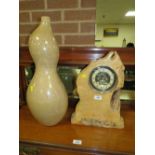 A LARGE WOODEN MANTEL CLOCK H-40 CM WITH AN UNUSUAL DOUBLE GOURD VASE (2)