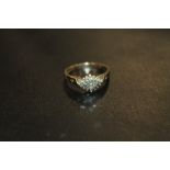 A 9CT GOLD DIAMOND CLUSTER RING, APPROX 2.6 G