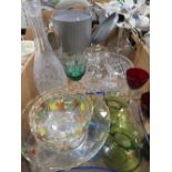 A TRAY OF ASSORTED GLASSWARE TO INCLUDE RETRO AND CUT GLASS EXAMPLES, A CAITHNESS VASE ETC