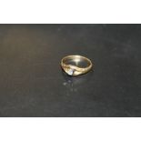AN UNMARKED YELLOW METAL AND SOLITAIRE DIAMOND RING, APPROX 2. G, RING SIZE K-L