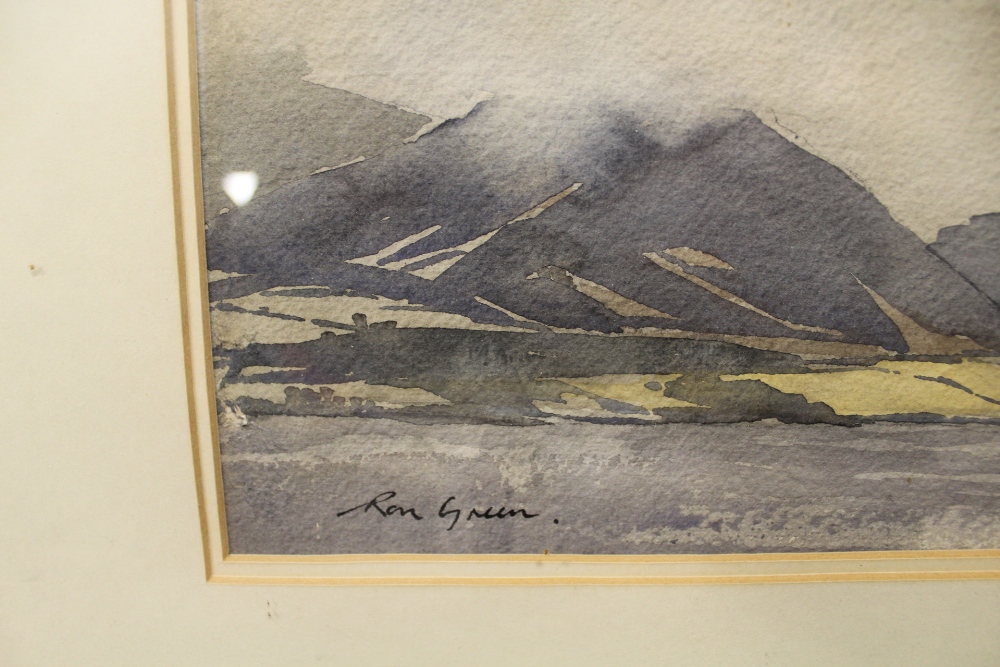 A FRAMED AND GLAZED WATERCOLOUR OF YACHTS ON A LAKE SIGNED RON GREEN LOWER LEFT - H 33 CM W 51 CM - Image 2 of 4