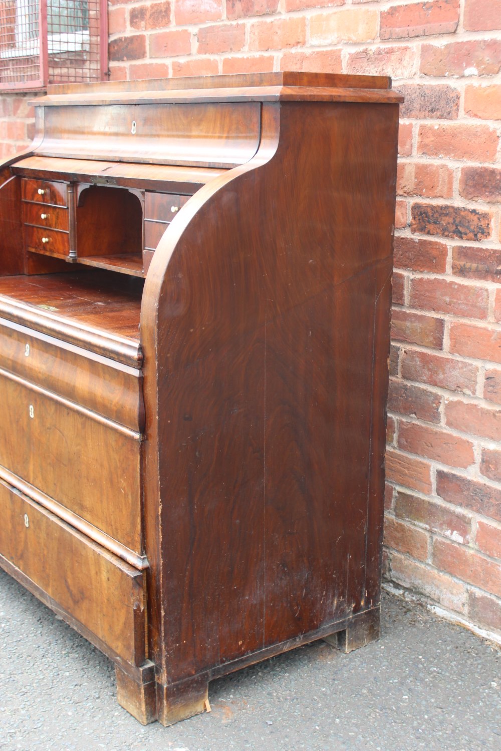 A 19TH CENTURY BIEDERMEIER STYLE MAHOGANY CYLINDER BUREAU HAVING A FITTED INTERIOR, the pull-out - Image 3 of 6
